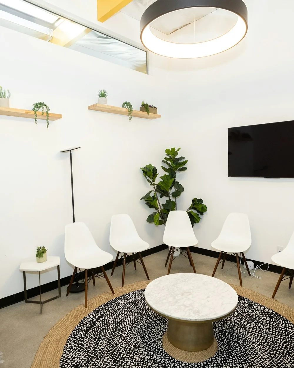 Sala d'attesa luminosa e accogliente del nostro studio