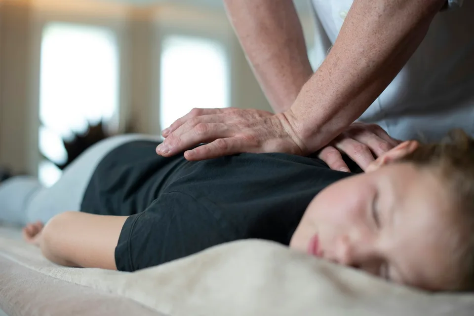 Trattamento osteopatico dolce su una bambina